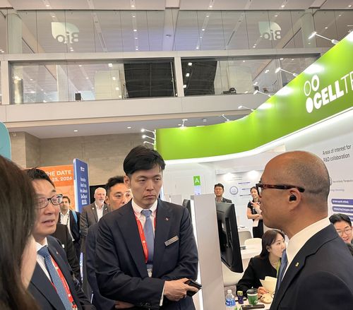 바이오 USA에서 셀트리온 부스를 찾은 신유열 롯데지주 미래성장실장(부사장)(보스턴=연합뉴스) 유한주 기자 = 16일(현지시간) 신유열 롯데지주 미래성장실장(부사장)이 2025 바이오 USA에서 셀트리온 부스를 찾았다. 2025.6.16 hanju@yna.co.kr