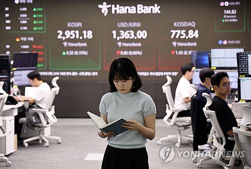 코스피, 장 초반 2,950대 상승(서울=연합뉴스) 윤동진 기자 = 코스피가 13.27p(0.45%) 오른 2,959.93에 개장한 17일 서울 하나은행 본점 딜링룸에서 딜러들이 업무를 보고 있다. 2025.6.17 mon@yna.co.kr (끝)