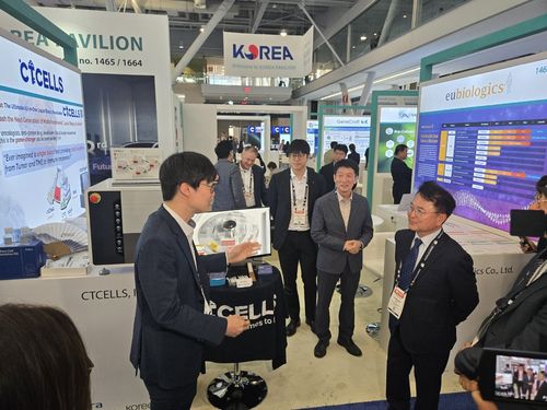 BIO USA 한국관 찾은 육동한 춘천시장(오른쪽)[촬영 이상학]