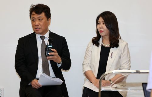 이왕준 조직위원장(왼쪽)과 김희선 집행위원장(전주=연합뉴스) 나보배 기자 = 17일 전북 전주시 완산구 하얀양옥집에서 이왕준 전주세계소리축제 조직위원장(왼쪽)이 올해 축제 프로그램에 대해 발표하고 있다. 2025.6.17