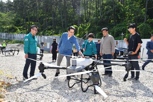울주군, 소나무재선충병 드론 방제 현장점검[울주군 제공.재판매 및 DB 금지]