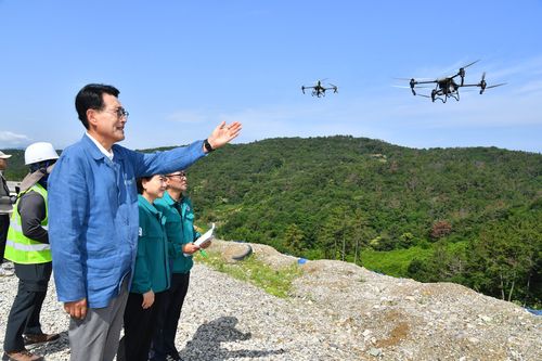 울주군, 소나무재선충병 드론 방제 현장점검[울주군 제공.재판매 및 DB 금지]
