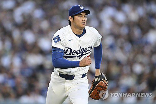 투수 오타니(로스앤젤레스 AP=연합뉴스) 다저스 오타니가 17일(한국시간) 미국 캘리포니아주 로스앤젤레스 다저스타디움에서 열린 MLB 샌디에이고와 홈 경기에 선발 등판해 경기를 치르고 있다.