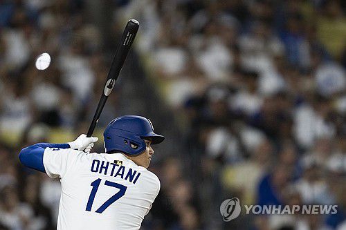 타격하는 오타니(로스앤젤레스 AP=연합뉴스) 다저스 오타니가 17일(한국시간) 미국 캘리포니아주 로스앤젤레스 다저스타디움에서 열린 샌디에이고와 홈 경기 6회말에 타격하고 있다.