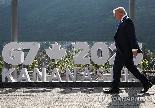 도널드 트럼프 미국 대통령(캐내내스키스<캐나다 앨버타주> 로이터=연합뉴스) 도널드 트럼프 미국 대통령이 2025년 6월 16일(현지시간) 캐나다 앨버타주 캐내내스키스에서 열린 G7 정상회의에 참석하면서 가족 사진 촬영 장소로 걸어가고 있다. 2025.6.17.