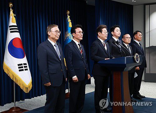 이재명 대통령, 새 정부 첫 인사 발표(서울=연합뉴스) 홍해인 기자 = 이재명 대통령이 4일 서울 용산 대통령실 청사에서 열린 새 정부 첫 인사 발표를 하고 있다.      왼쪽부터 이종석 국가정보원장 후보자, 김민석 국무총리 후보자, 이 대통령, 강훈식 대통령비서실장, 위성락 안보실장, 황인권 대통령경호처장. 2025.6.4 hihong@yna.co.kr