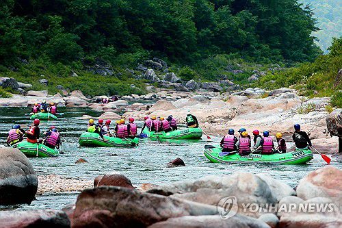 래프팅 시즌 본격 시작(인제=연합뉴스) 지난 7일 강원 인제군 내린천에서 관광객들이 거센 물결을 헤치며 래프팅을 즐기고 있다. 내린천은 급류 지역이 긴 데다 물의 빠름과 느림이 조화를 이뤄 국내 최고의 래프팅 관광지로 꼽힌다. [인제군 제공. 재판매 및 DB 금지]