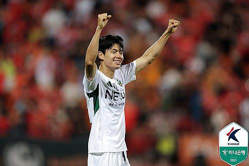 K리그1 선두 전북, 강원 3-0 완파하고 3연승…전진우 쐐기골(서울=연합뉴스) 프로축구 K리그1 전북 현대가 부활한 티아고의 멀티골과 대표팀에 다녀온 전진우의 쐐기골을 앞세워 강원FC를 완파하고 3연승을 내달렸다.     전북은 13일 춘천송암스포츠타운 주경기장에서 열린 하나은행 K리그1 2025 18라운드 원정 경기에서 강원에 3-0으로 승리했다. 사진은 이날 득점한 뒤 세리머니를 하는 전진우. 2025.6.13 [한국프로축구연맹 제공. 재판매 및 DB 금지] photo@yna.co.kr