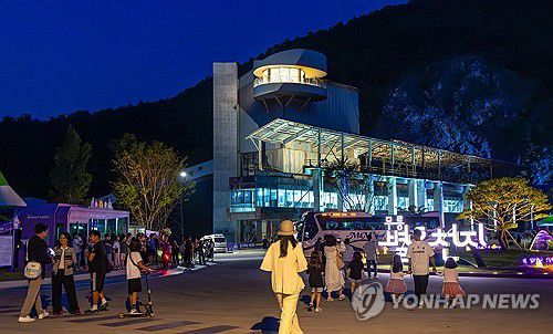 밤에도 북적북적…동해 무릉별유천지 라벤더 축제(동해=연합뉴스) '2025 무릉별유천지 라벤더 축제'가 열리고 있는 강원 동해시 무릉별유천지 일원이 지난 14일 밤 많은 관람객으로 북적이고 있다.     지난 14일 개막한 라벤더 축제는 오는 22일까지 야간에도 개장한다. 2025.6.15 [동해시 제공. 재판매 및 DB 금지] yoo21@yna.co.kr