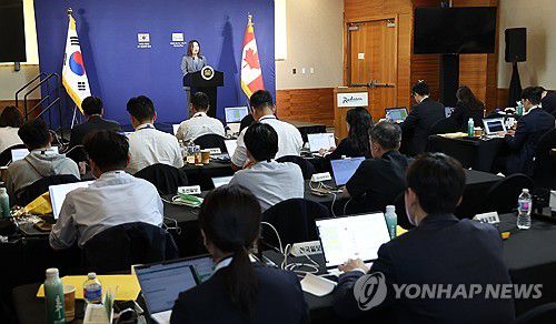 강유정 대변인, 이재명 대통령 G7 순방 브리핑(캘거리=연합뉴스) 한상균 기자 = 강유정 대통령실 대변인이 16일(현지시간) 캐나다 앨버타주 캘거리 한 호텔의 한국 프레스센터에서 이재명 대통령의 주요 7개국(G7) 정상회의 참석 관련 브리핑을 하고 있다. 2025.6.17 xyz@yna.co.kr