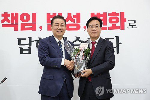 첫 회동하는 여야 원내대표(서울=연합뉴스) 김주형 기자 = 더불어민주당 김병기 당 대표 직무대행 겸 원내대표(왼쪽)가 17일 서울 여의도 국회에서 국민의힘 송언석 원내대표를 예방, 축하난을 전달하며 기념촬영하고 있다. 2025.6.17 [공동취재] kjhpress@yna.co.kr