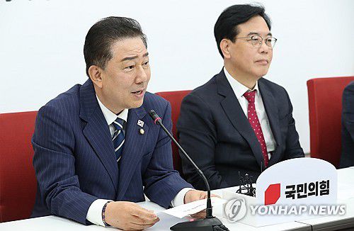 인사말 하는 민주당 김병기 원내대표(서울=연합뉴스) 김주형 기자 = 더불어민주당 김병기 당 대표 직무대행 겸 원내대표가 17일 국회에서 국민의힘 송언석 원내대표를 예방해 인사말을 하고 있다. 2025.6.17 [공동취재] kjhpress@yna.co.kr