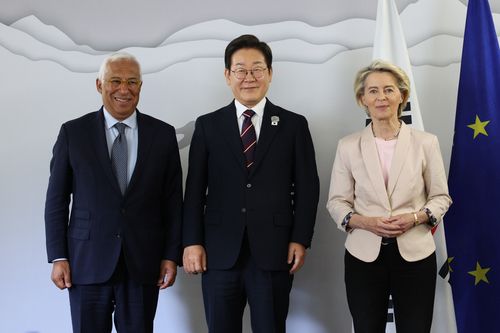 한-EU 정상회담 (캐내내스키스[캐나다]=연합뉴스) 이재명 대통령이 17일(현지시간) G7 정상회의 계기 안토니우 코스타 EU 정상회의 상임의장(좌), 우르줄라 폰데어라이엔 EU 집행위원장과 회동하고 있다. 2025.6.17 photo@yna.co.kr [EU 제공. 재판매 및 DB 금지]