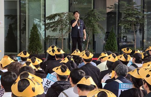 발언하는 네오플 노조 조정우 분회장    (서울=연합뉴스) 김주환 기자 = 사측의 성과급 제도 변경에 항의하며 쟁의에 들어간 넥슨 자회사 네오플 노동조합의 조정우 분회장이 18일 서울 강남구 서울지사 사옥 앞에서 집회를 열고 발언하고 있다. 2025.6.18 jujuk@yna.co.kr