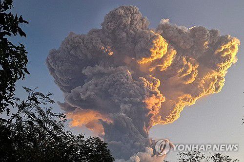 인도네시아 화산 분화인도네시아 동누사텡가라주 르워토비 라키라키 화산이 지난 17일 화산재를 뿜어내고 있다. [로이터 연합뉴스 자료사진. 재판매 및 DB 금지]