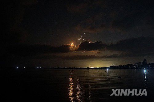 가자지구에서 바라본 이스라엘에 떨어지는 이란제 탄도미사일들[신화 연합뉴스 자료사진. 재판매 및 DB 금지]