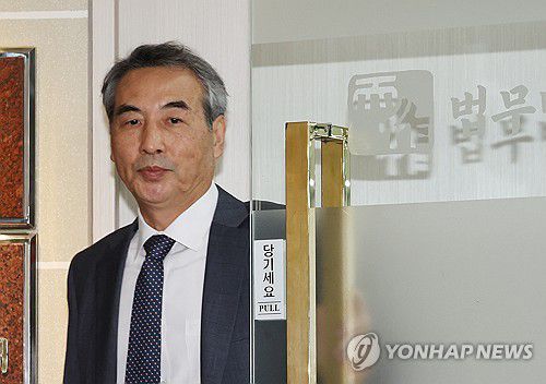 사무실 나서는 민중기 특검(서울=연합뉴스) 이진욱 기자 = 윤석열 전 대통령의 부인 김건희 여사 의혹을 수사할 민중기 특별검사가 17일 서울 서초구 사무실을 나서고 있다. 2025.6.17 cityboy@yna.co.kr