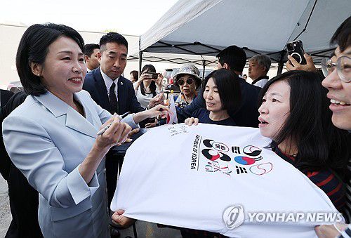 김혜경 여사, 캘거리 한인회 방문(캘거리[캐나다]=연합뉴스) 한상균 기자 = G7 정상회의에 참석하는 이재명 대통령과 함께 캐나다를 방문한 김혜경 여사가 17일(현지시간) 캘거리 한인회관에서 환영나온 주민들의 요청에 티셔츠에 서명하고 있다. 2025.6.18 xyz@yna.co.kr