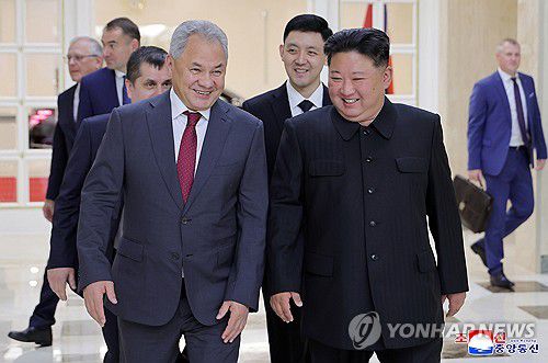 김정은, 쇼이구 러 국가안보회의 서기 접견(평양 조선중앙통신=연합뉴스) 김정은 북한 국무위원장이 세르게이 쇼이구 러시아 국가안보회의 서기를 지난 17일 만나 "두 나라 간 조약의 범위 내에서 협조할 내용을 확정하고 관련 계획을 수락했다"고 조선중앙통신이 18일 보도했다. 2025.6.18      [국내에서만 사용가능. 재배포 금지. For Use Only in the Republic of Korea. No Redistribution] nkphoto@yna.co.kr