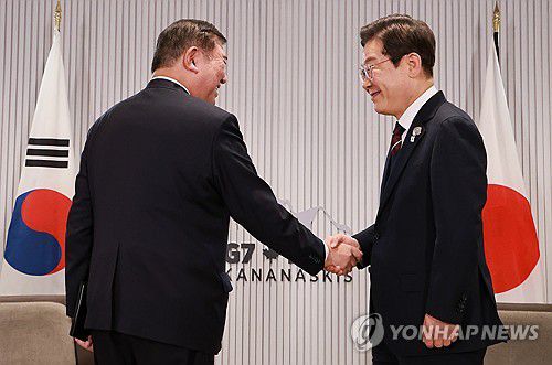 이재명 대통령, G7 계기 한일 정상회담(캐내내스키스[캐나다]=연합뉴스) 홍해인 기자 = 이재명 대통령이 17일(현지시간) 캐나다 앨버타주 캐내내스키스 주요 7개국(G7) 정상회의장에서 열린 한일 정상회담에서 이시바 시게루 일본 총리와 악수하고 있다. 2025.6.18 hihong@yna.co.kr