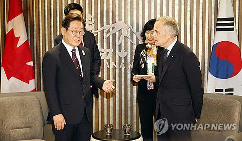 이재명 대통령, 한·캐나다 정상회담(캐내내스키스[캐나다]=연합뉴스) 홍해인 기자 = 이재명 대통령이 17일(현지시간) 캐나다 앨버타주 캐내내스키스 주요 7개국(G7) 정상회의장에서 마크 카니 캐나다 총리와 한·캐나다 정상회담을 하고 있다. 2025.6.18 hihong@yna.co.kr