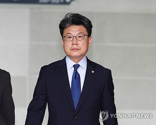 추경 관련 회의 참석하는 진성준 정책위의장(서울=연합뉴스) 김주형 기자 = 더불어민주당 진성준 정책위의장이 18일 서울 여의도 국회 의원회관에서 대통령실과 정부, 여당 등이 함께하는 추경안 관련 회의에 참석하기 위해 이동하고 있다. 2025.6.18 kjhpress@yna.co.kr