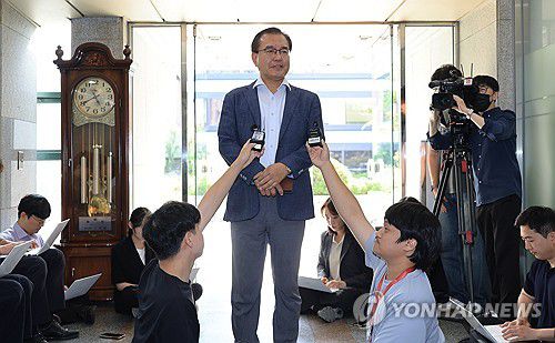 기자 질문에 답하는 이명현 특별검사(서울=연합뉴스) 최재구 기자 = 순직 해병 수사 방해 의혹 사건을 수사하는 이명현 특별검사가 18일 서울 서초구 자신의 사무실에 출근하며 기자의 질문에 답하고 있다. 2025.6.18 jjaeck9@yna.co.kr