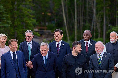 이재명 대통령, G7 및 초청국 정상 기념촬영(캐내내스키스[캐나다]=연합뉴스) 홍해인 기자 = 이재명 대통령(뒷줄 가운데)이 17일(현지시간) 캐나다 앨버타주 캐내내스키스 주요 7개국(G7) 정상회의장에서 G7 및 초청국 정상들과 기념촬영을 하고 있다. 2025.6.18 [공동취재] hihong@yna.co.kr