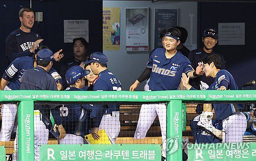 역전하는 NC(서울=연합뉴스) 임화영 기자 = 18일 서울 잠실야구장에서 열린 프로야구 NC 다이노스와 LG 트윈스의 경기.     4회초 2사 2루 NC 박민우의 1타점 적시타 때 권희동이 홈인하고 있다. 2025.6.18 hwayoung7@yna.co.kr