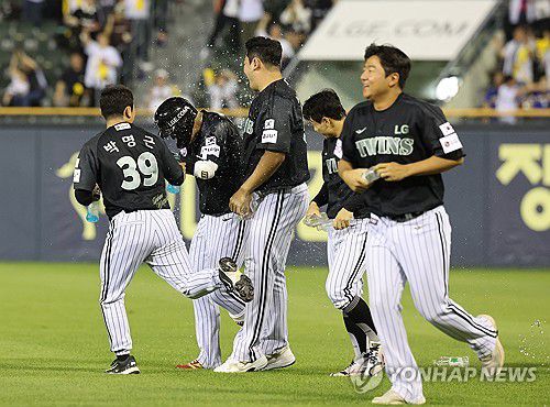 송찬의, 끝내기 땅볼로 LG 승리(서울=연합뉴스) 임화영 기자 = 18일 서울 잠실야구장에서 열린 프로야구 NC 다이노스와 LG 트윈스의 경기.     9회말 1사 1, 3루 LG 송찬의가 끝내기 땅볼로 승리를 만든 뒤 동료들과 기뻐하고 있다.  2025.6.18 hwayoung7@yna.co.kr
