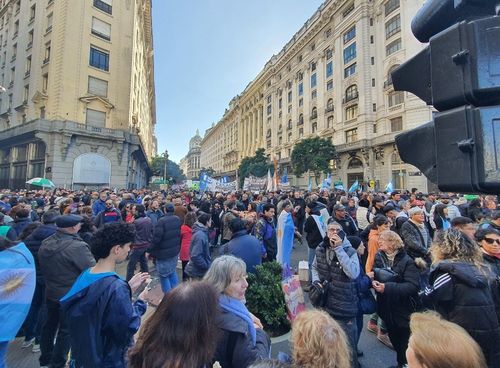 크리스티나 페르난데스 전 대통령 지지 시위(부에노스아이레스=연합뉴스) 김선정 통신원 = 18일(현지시간) 크리스티나 페르난데스 전 대통령의 무죄를 주장하는 지지자들이 5월 광장으로 진입하기 위해 기다리고 있다. 이번 시위에는 100만여명이 참석했다고 주최측은 주장했다. 2025.6.18 sunniek8@yna.co.kr