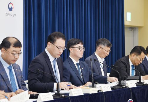 새 정부 추가경정예산안 상세브리핑(세종=연합뉴스) 임기근(가운데) 기획재정부 2차관이 추가경정예산을 설명하고 있다. [기획재정부 제공. 재판매 및 DB 금지]
