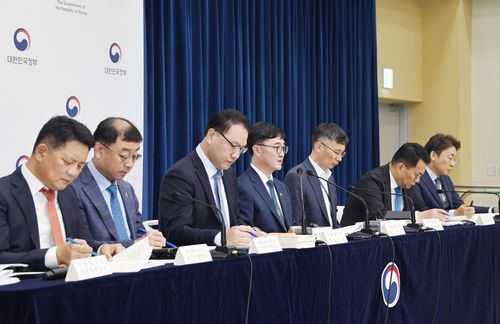 새 정부 추가경정예산안 상세브리핑(세종=연합뉴스) 임기근(가운데) 기획재정부 2차관이 추가경정예산을 설명하고 있다. [기획재정부 제공. 재판매 및 DB 금지]