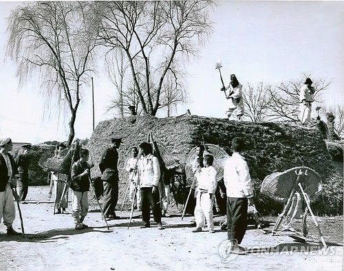 주민들이 전쟁으로 파괴된 지역을 보수하는 사진[연합뉴스 자료사진]