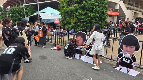 한국 e스포츠팀 HLE 베트남 팬미팅…현지팬 수천명 열광(호찌민=연합뉴스) 18일(현지시간) 베트남 호찌민시 탄빈 체육관에서 열린 리그 오브 레전드(LoL) 게임단 HLE의 팬미팅 행사에 몰린 팬들이 선수 모습 전시물과 사진을 찍고 있다. 2025.06.19