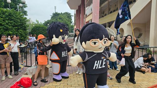 한국 e스포츠팀 HLE 베트남 팬미팅…현지팬 수천명 열광(호찌민=연합뉴스) 18일(현지시간) 베트남 호찌민시 탄빈 체육관에서 열린 리그 오브 레전드(LoL) 게임단 HLE의 팬미팅 행사에 몰린 팬들이 선수 모습 인형옷을 입고 사진을 찍고 있다. 2025.06.19