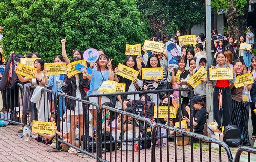 한국 e스포츠팀 HLE 베트남 팬미팅…현지팬 수천명 열광(호찌민=연합뉴스) 18일(현지시간) 베트남 호찌민시 탄빈 체육관에서 열린 리그 오브 레전드(LoL) 게임단 HLE의 팬미팅 행사에 몰린 팬들이 응원 구호를 들어 보이고 있다. 2025.06.19