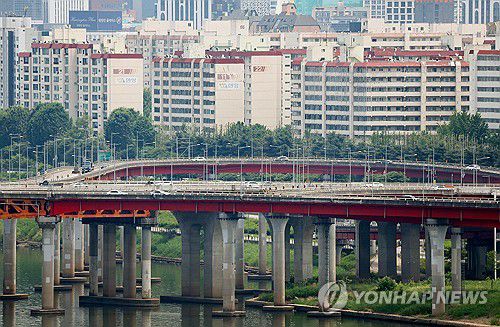 서울 성동구 달맞이공원에서 바라본 강남구 압구정동 아파트 모습[연합뉴스 자료사진]