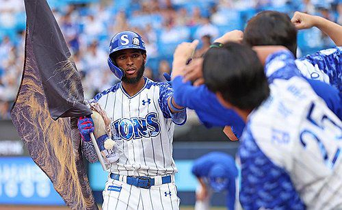 홈런 선두 삼성 디아즈, 두 경기 연속 홈런포…시즌 24호 작렬(서울=연합뉴스) 프로야구 홈런 선두 삼성 라이온즈의 외국인 타자 르윈 디아즈가 두 경기 연속 홈런을 쏘아 올렸다.     디아즈는 7일 대구 삼성라이온즈파크에서 열린 2025 KBO리그 NC 다이노스와 홈 경기 0-2로 뒤진 1회말 1사 1, 3루 기회에서 NC 선발 신민혁을 상대로 우측 담장을 넘기는 3점 홈런을 터뜨렸다. 사진은 이날 세리머니를 하는 삼성 디아즈. 2025.6.7 [삼성 라이온즈 제공. 재배포 및 DB 금지] photo@yna.co.kr