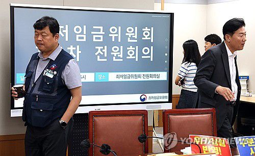 최저임금위, '아직은 어색'(세종=연합뉴스) 배재만 기자 = 최저임금위원회 사용자위원인 류기정 한국경영자총협회 전무(오른쪽)와 근로자위원 류기섭 한국노총 사무총장이 17일 정부세종청사에서 열린 최저임금위원회 제5차 전원회의에 함께 입장하고 있다. 2025.6.17 scoop@yna.co.kr