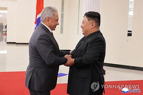 김정은, 쇼이구 러 국가안보회의 서기 접견(평양 조선중앙통신=연합뉴스) 김정은 북한 국무위원장이 세르게이 쇼이구 러시아 국가안보회의 서기를 지난 17일 만나 "두 나라 간 조약의 범위 내에서 협조할 내용을 확정하고 관련 계획을 수락했다"고 조선중앙통신이 18일 보도했다. 2025.6.18      [국내에서만 사용가능. 재배포 금지. For Use Only in the Republic of Korea. No Redistribution] nkphoto@yna.co.kr