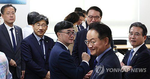 추경 관련 당정대 회동(서울=연합뉴스) 김주형 기자 = 대통령실 김용범 정책실장(오른쪽)과 더불어민주당 허영 원내정책수석부대표 등이 18일 서울 여의도 국회 의원회관에서 대통령실과 정부, 여당 등이 함께하는 추경안 관련 비공개 회의에 참석해 대화하고 있다. 2025.6.18 kjhpress@yna.co.kr