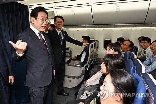 이재명 대통령, 귀국길 1호기에서 기자들과 대화(성남=연합뉴스) 한상균 기자 = 캐나다 주요 7개국(G7) 정상회의를 마친 이재명 대통령이 18일 서울공항을 향하는 공군 1호기에서 기자들과 G7 관련 대화를 하고 있다.      이 대통령은 캘거리 공항 이륙 후 기자단을 찾아 간단한 질의 응답 시간을 가졌다. 2025.6.19 xyz@yna.co.kr