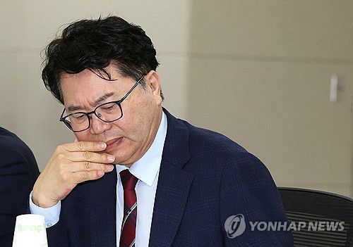 생각에 잠긴 이한주 위원장(세종=연합뉴스) 배재만 기자 = 이한주 국정기획위원장이 19일 정부세종컨벤션센터에서 열린 경제2분과의 산업통상자원부 업무보고에서 굳은 표정으로 자료를 살펴보고 있다. 2025.6.19 scoop@yna.co.kr