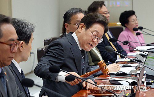 이재명 대통령 국무회의 개회 선언(서울=연합뉴스) 한상균 기자 = 이재명 대통령이 19일 용산 대통령실에서 열린 국무회의에서 개회 선언을 하고 있다. 2025.6.19 xyz@yna.co.kr