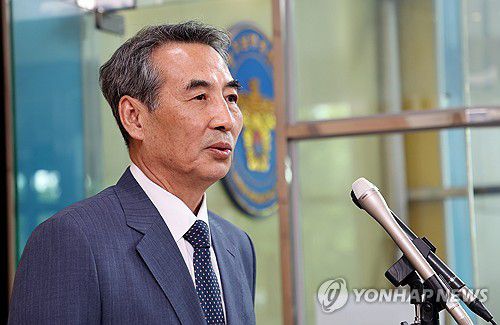 취재진과 질의응답하는 민중기 특검(수원=연합뉴스) 권준우 기자 = 윤석열 전 대통령 부인 김건희 여사 관련 의혹을 수사하는 민중기 특별검사와 특검보들이 19일 오후 경기 수원시 경기남부경찰청을 찾아 김준영 청장과의 면담을 마친 뒤 취재진의 질문에 답하고 있다. 2025.6.19 stop@yna.co.kr