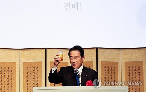 '한일수교 60주년 기념 행사'에서 건배사 하는 기시다 전 총리(도쿄=연합뉴스) 박상현 특파원 = 기시다 후미오 전 일본 총리가 19일 뉴오타니호텔 도쿄에서 열린 주일 한국대사관 주최 한일 국교 정상화 60주년 기념 리셉션에서 건배사를 하고 있다. 2025.6.19 psh59@yna.co.kr