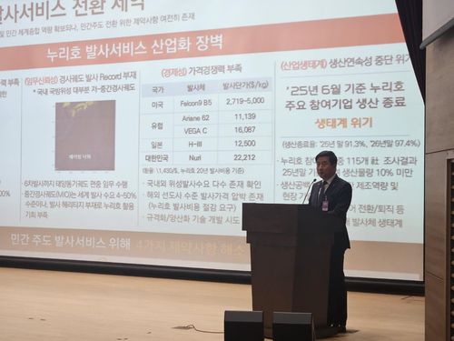 발표하는 이준원 한화에어로스페이스 전무[촬영 조승한]