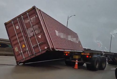 떨어진 컨테이너[독자 제공. 재판매 및 DB 금지]