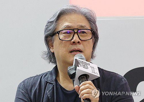 강연하는 박찬욱 감독    (서울=연합뉴스) 이재희 기자 = 박찬욱 감독이 20일 서울 강남구 코엑스에서 열린 '2025 서울국제도서전'에서 '박찬욱 감독의 믿을 구석'을 주제로 강연하고 있다. 2025.6.20     scape@yna.co.kr